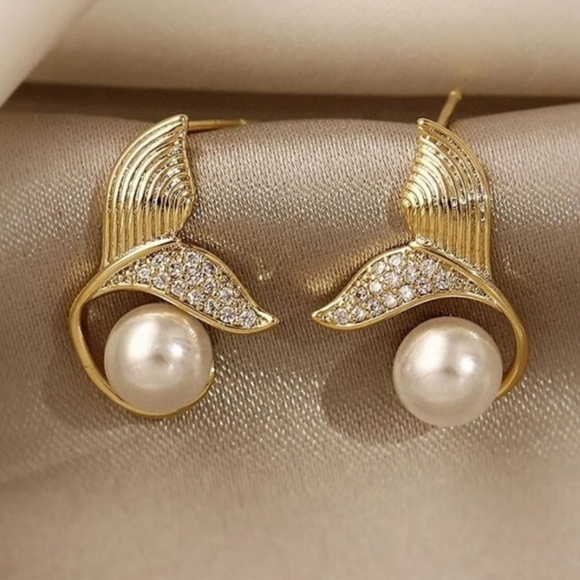 MERMAID Gold Faux Pearl Stud Earrings - Picture 2 of 4